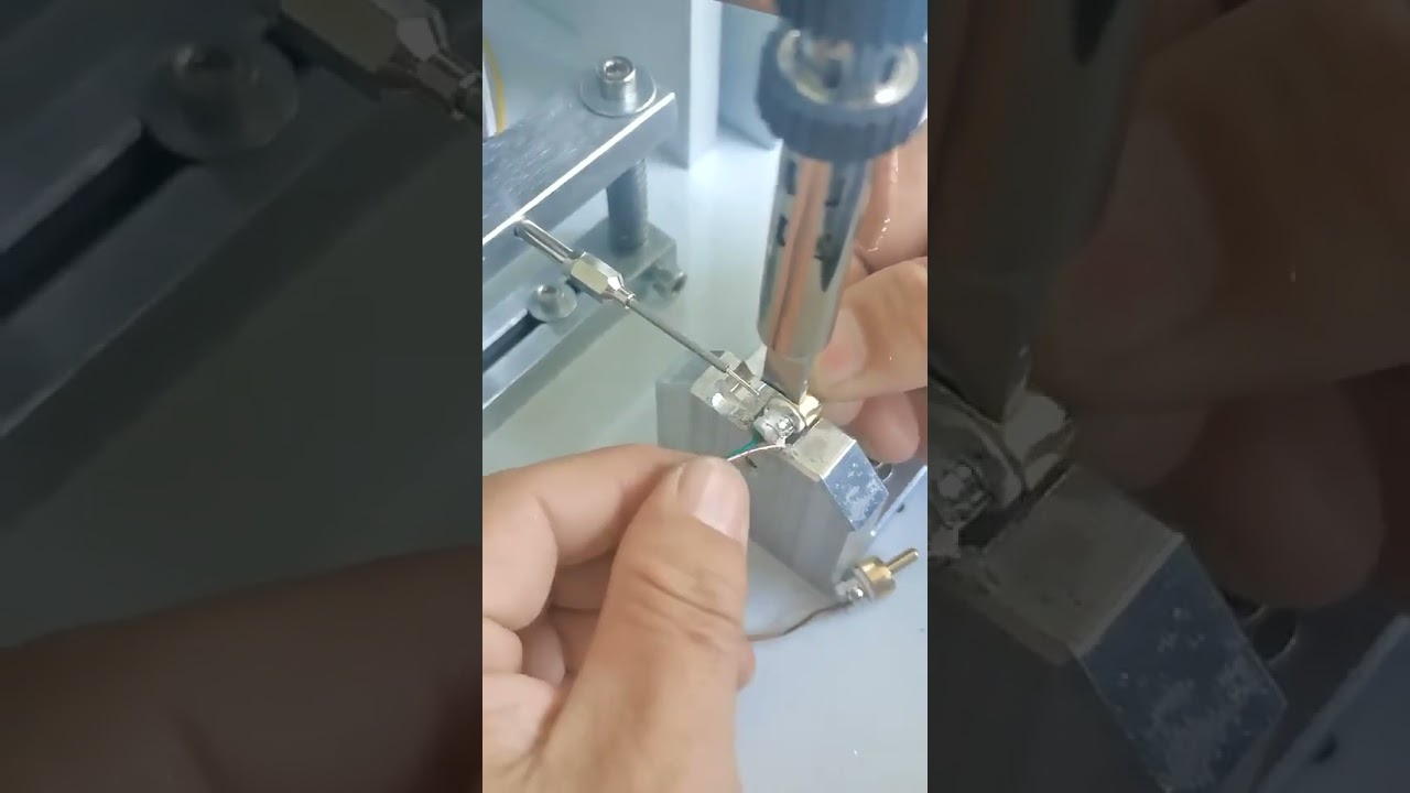 آلة لحام كابلات USB وشرائط LED أوتوماتيكية جزئياً تعمل بالقدم